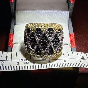 Elegant Black and Gold Pave Pattern Ring